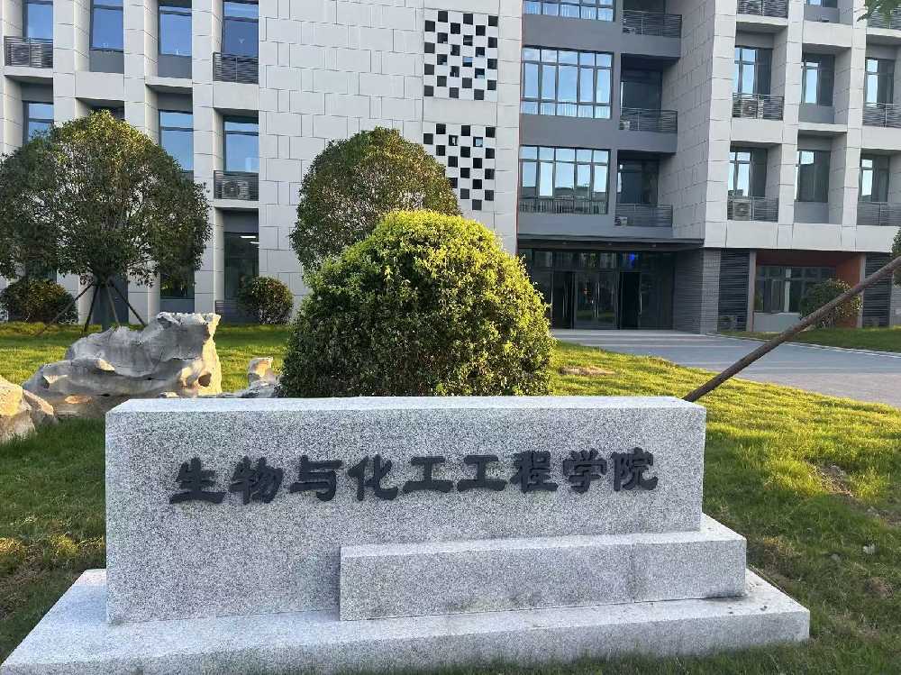 临渭区扬州职业大学体育场高杆灯项目